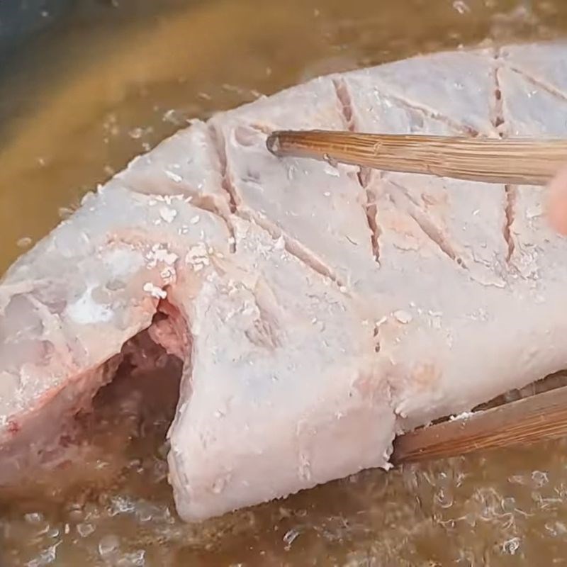 Bước 4 Cách chiên cá giòn đều, nhanh chín Ướp cá chiên giòn