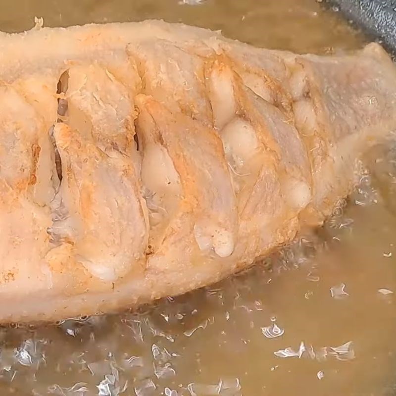Bước 4 Cách chiên cá giòn đều, nhanh chín Ướp cá chiên giòn