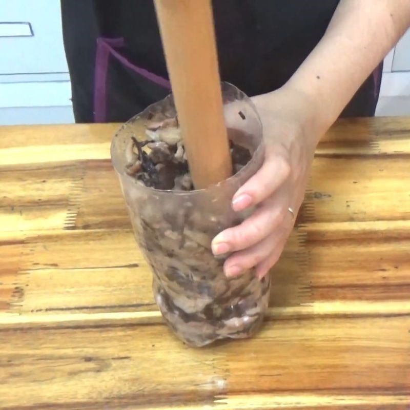 Bước 3 Cách ép giò xào bằng chai nhựa chắc tay Giò xào bằng chai nhựa