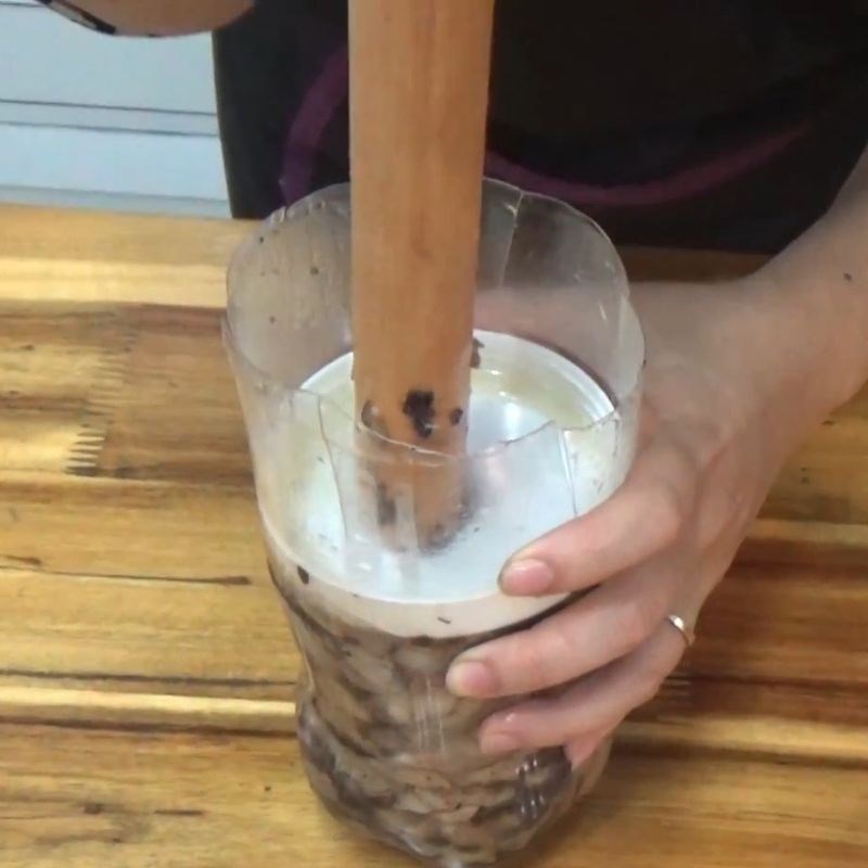 Bước 3 Cách ép giò xào bằng chai nhựa chắc tay Giò xào bằng chai nhựa