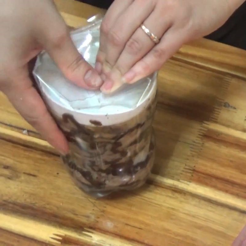 Bước 3 Cách ép giò xào bằng chai nhựa chắc tay Giò xào bằng chai nhựa