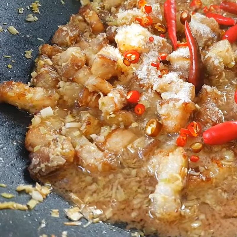 Bước 5 Xào mắm ruốc sả ớt với thịt Thịt xào mắm ruốc sả