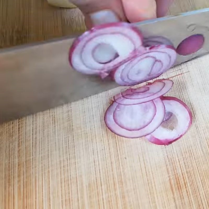 Bước 2 Chuẩn bị gia vị và ngâm mắm ruốc Thịt xào mắm ruốc sả