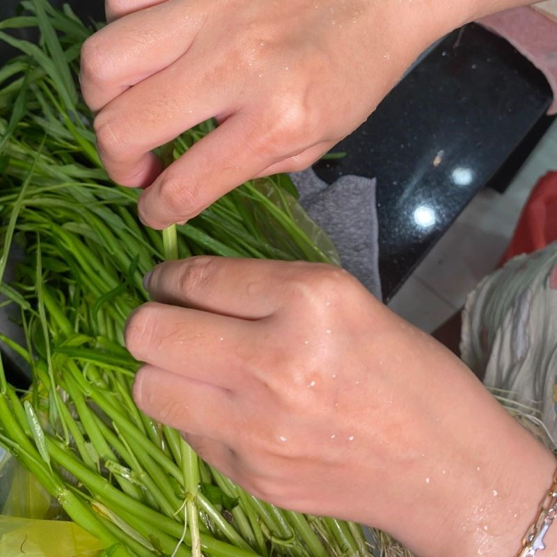 Bước 2 Cách nhặt rau muống non và loại bỏ phần già Nhặt rau muống cuốn bánh tráng