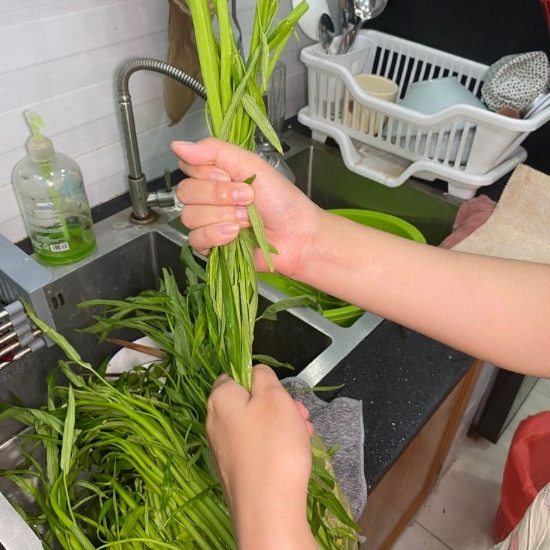 Bước 2 Cách nhặt rau muống non và loại bỏ phần già Nhặt rau muống cuốn bánh tráng