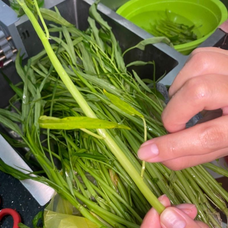 Bước 2 Cách nhặt rau muống non và loại bỏ phần già Nhặt rau muống cuốn bánh tráng