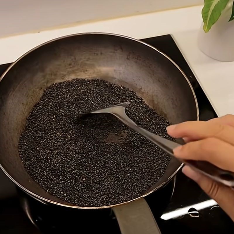 Bước 2 Cách rang mè đen trên chảo Mè đen rang