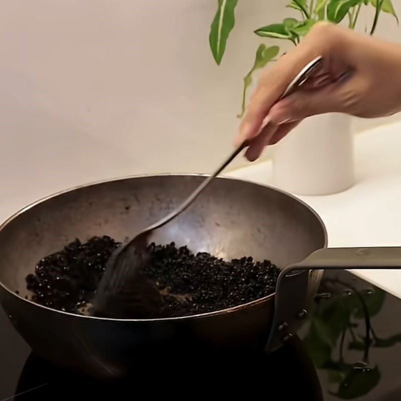 Bước 2 Cách rang mè đen trên chảo Mè đen rang