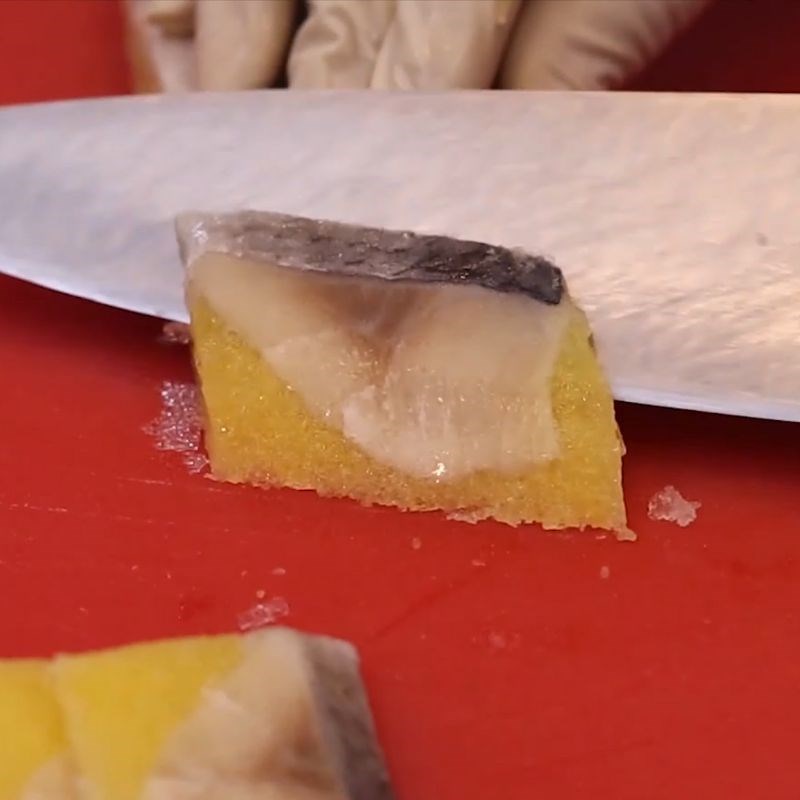 Bước 3 Cách thái cá trích ép trứng chuẩn đẹp Sashimi cá trích ép trứng