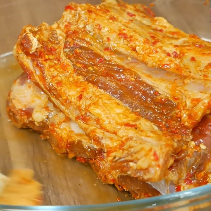 Bước 2 Cách ướp sườn bò nướng thấm đều gia vị Ướp sườn bò nướng