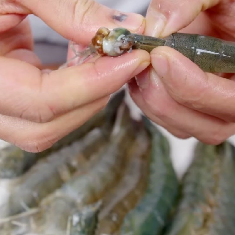 Bước 2 Cắt bỏ đầu và loại bỏ chất bẩn từ tôm còn sống Sơ chế tôm sú