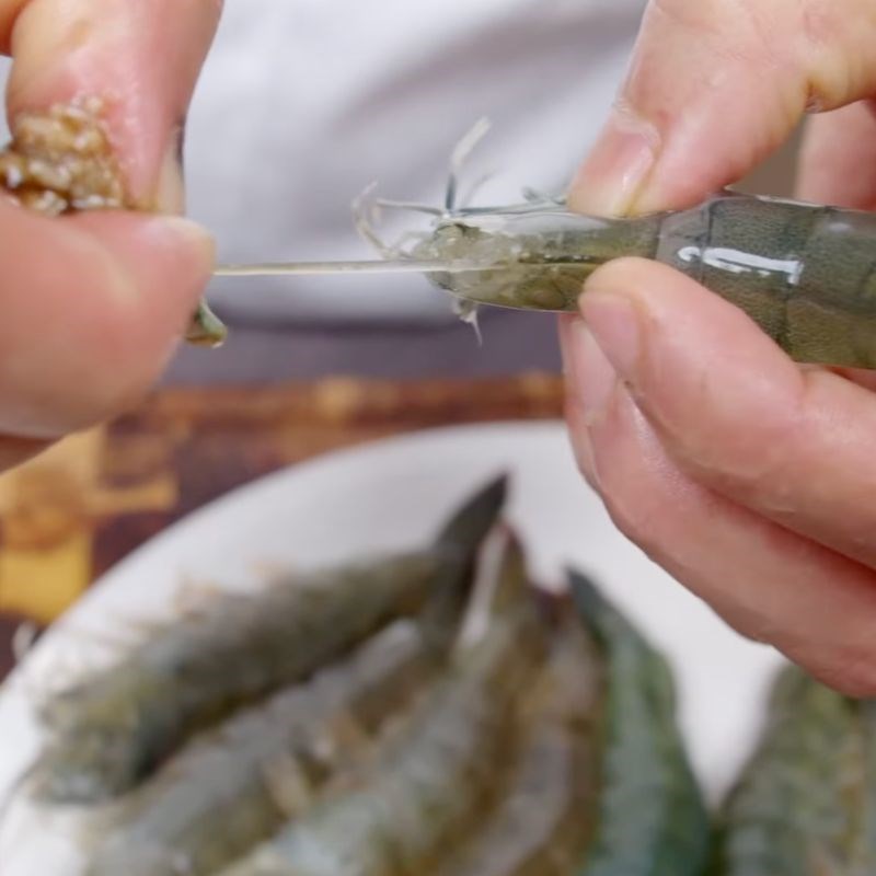 Bước 2 Cắt bỏ đầu và loại bỏ chất bẩn từ tôm còn sống Sơ chế tôm sú