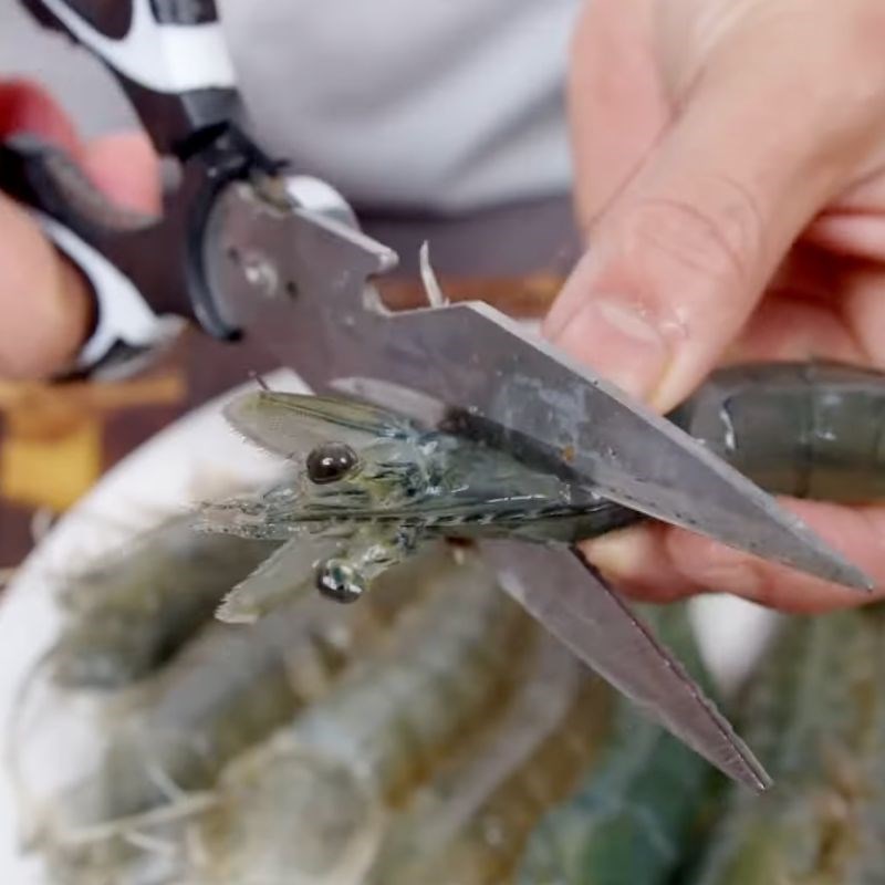 Bước 2 Cắt bỏ đầu và loại bỏ chất bẩn từ tôm còn sống Sơ chế tôm sú