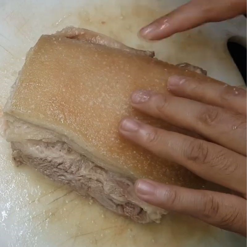 Bước 2 Châm bì và bí quyết làm giòn bì Thịt áp chảo giòn bì