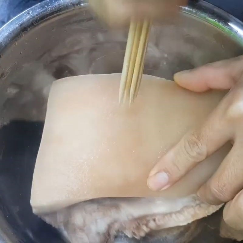 Bước 2 Châm bì và bí quyết làm giòn bì Thịt áp chảo giòn bì