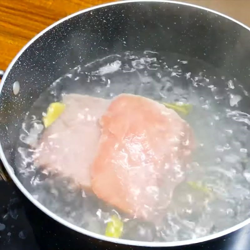 Bước 1 Chần sơ thịt Thịt heo sốt cà chua