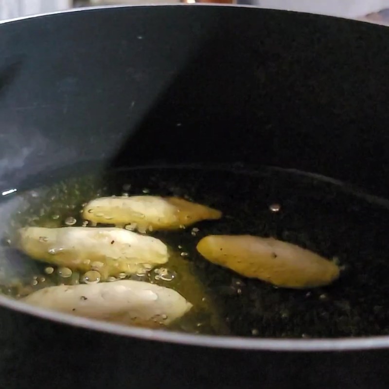 Bước 3 Chiên bánh khoai mì giòn rụm Bánh khoai mì chiên