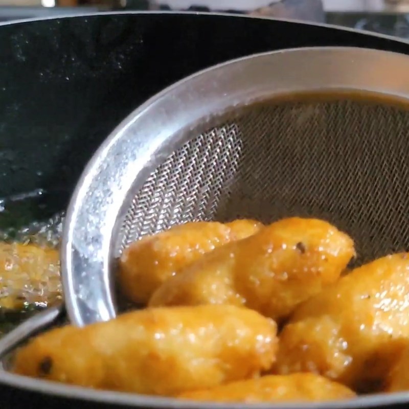 Bước 3 Chiên bánh khoai mì giòn rụm Bánh khoai mì chiên