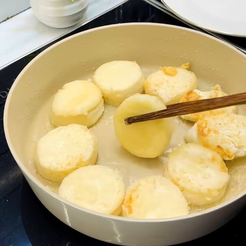 Bước 2 Chiên sơ đậu hũ non Đậu hũ non chiên sốt xì dầu