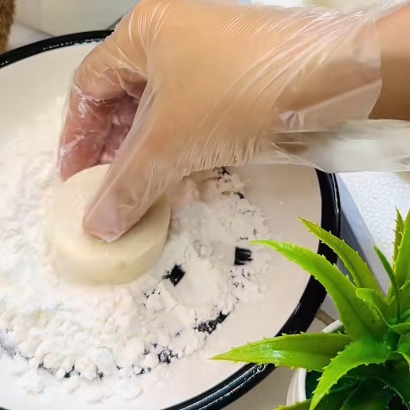 Bước 2 Chiên sơ đậu hũ non Đậu hũ non chiên sốt xì dầu