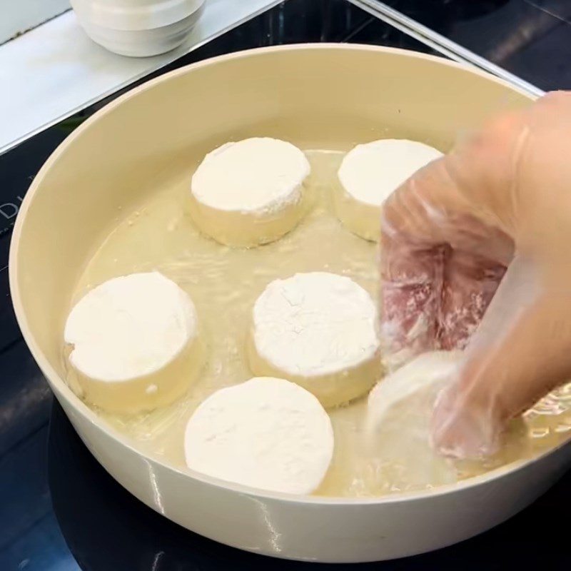 Bước 2 Chiên sơ đậu hũ non Đậu hũ non chiên sốt xì dầu