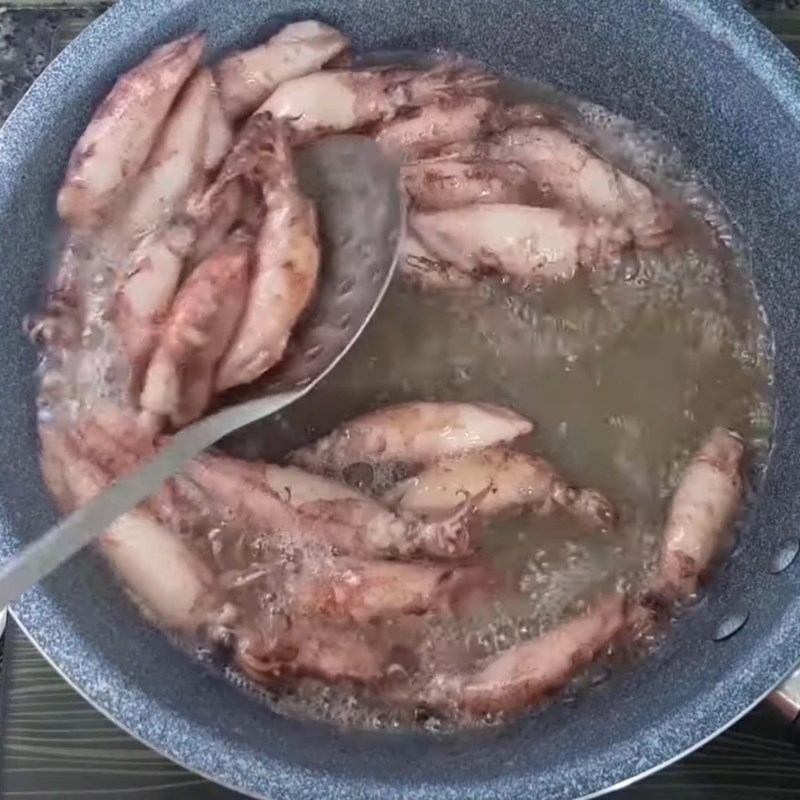 Bước 4 Chiên sơ mực trứng Mực trứng chiên nước mắm