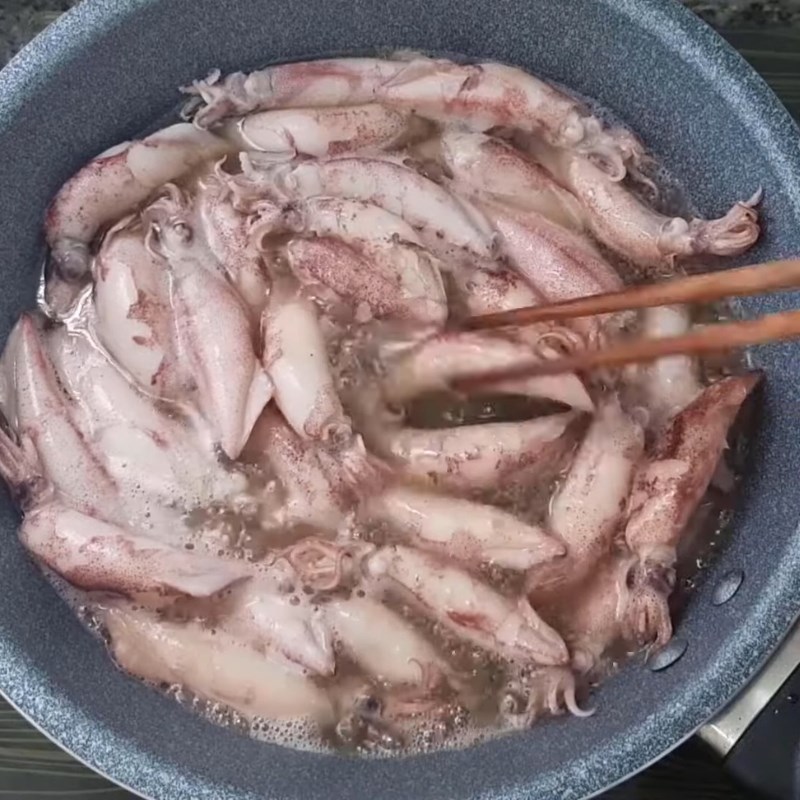 Bước 4 Chiên sơ mực trứng Mực trứng chiên nước mắm