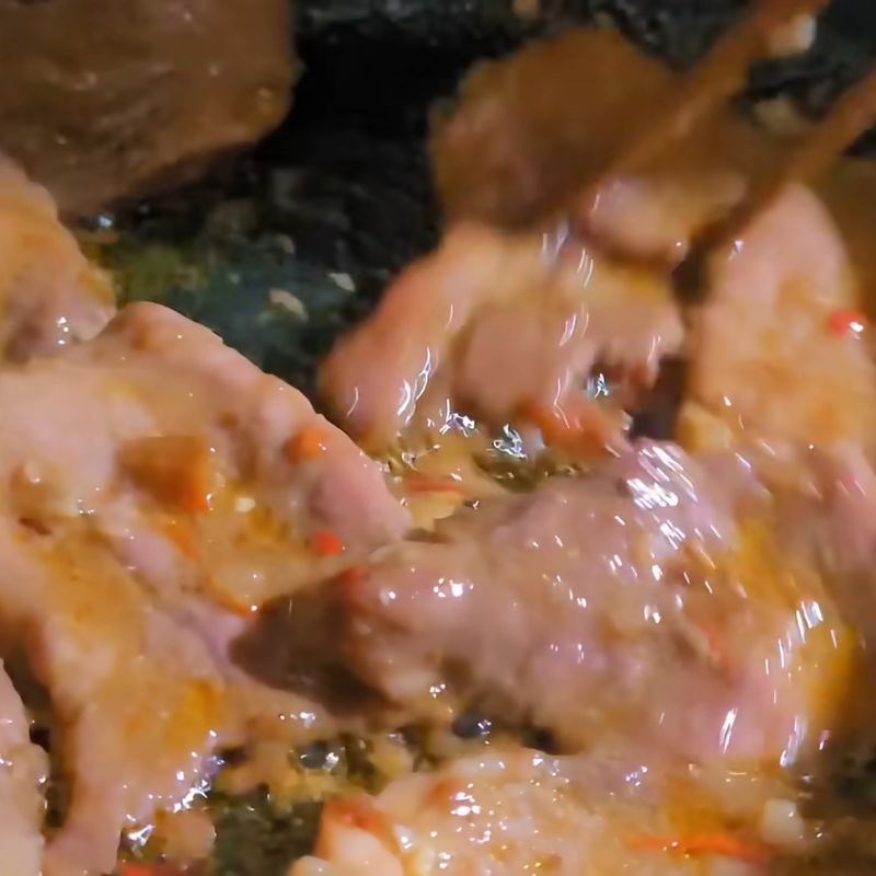 Bước 3 Chiên sườn cốt lết vàng đều, không khô Ướp cốt lết chiên