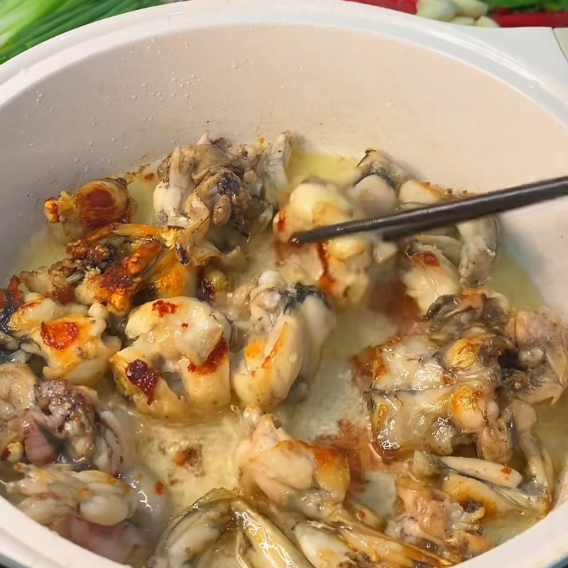 Bước 3 Chiên thịt ếch Ếch xào sa tế