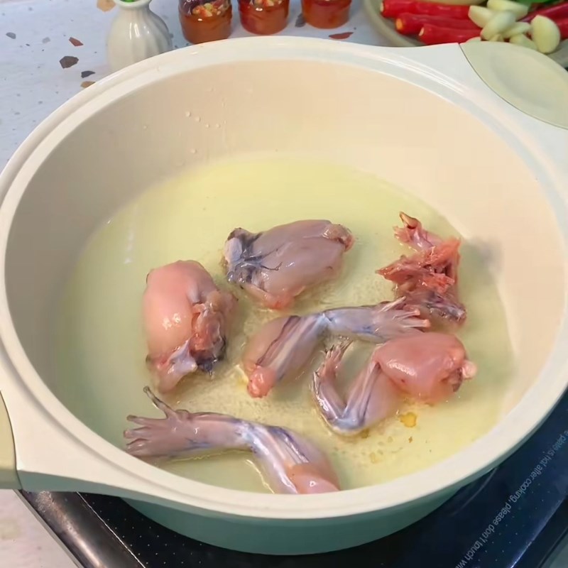 Bước 3 Chiên thịt ếch Ếch xào sa tế