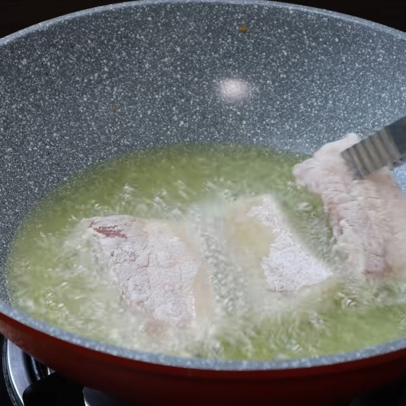 Bước 3 Chiên thịt giòn thơm Thịt ba chỉ chiên sả ớt