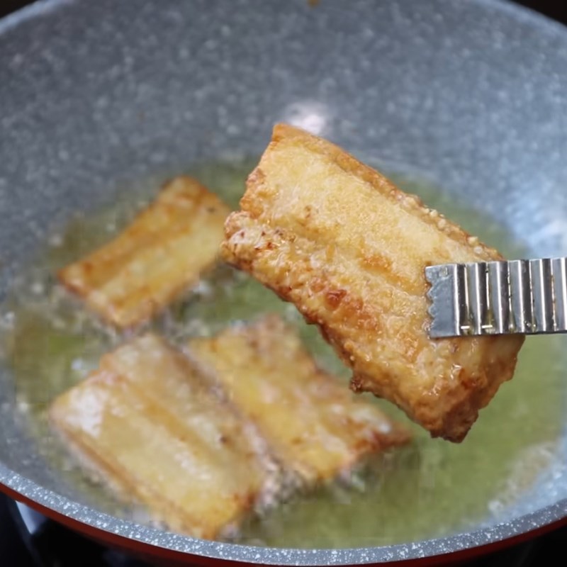 Bước 3 Chiên thịt giòn thơm Thịt ba chỉ chiên sả ớt