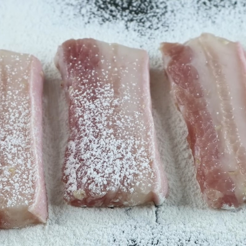 Bước 3 Chiên thịt giòn thơm Thịt ba chỉ chiên sả ớt