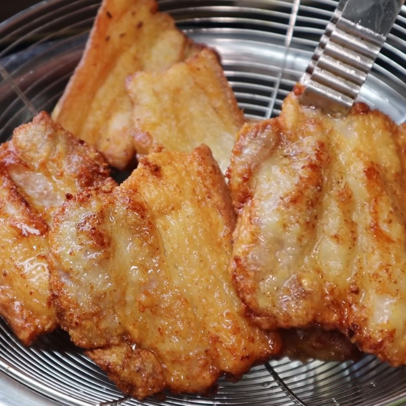 Bước 3 Chiên thịt giòn thơm Thịt ba chỉ chiên sả ớt