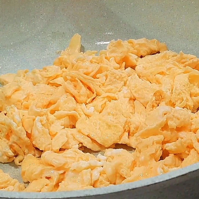 Bước 3 Chiên trứng gà tơi xốp Trứng sốt cà chua