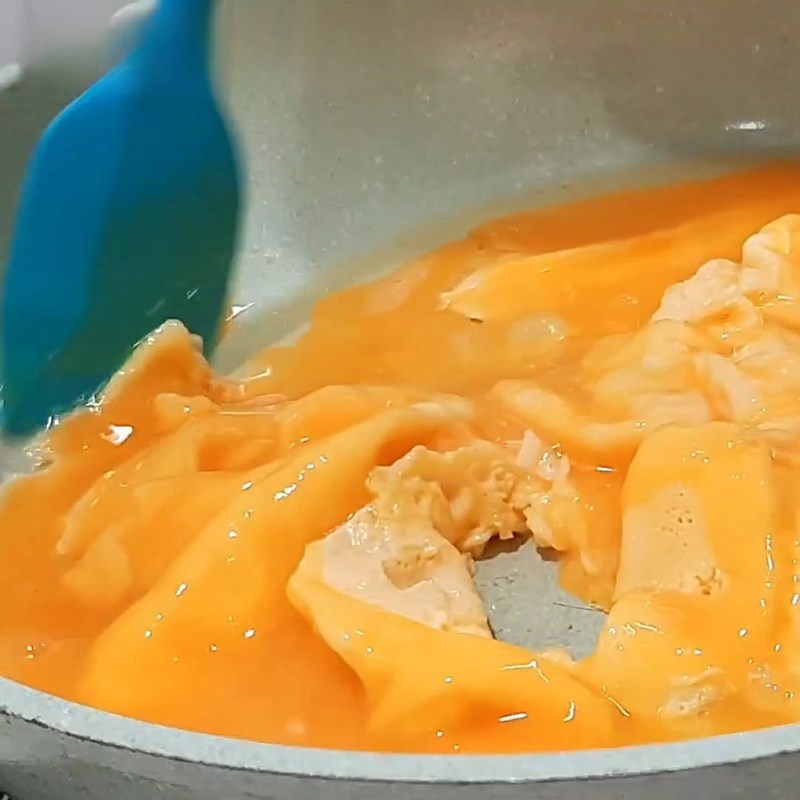 Bước 3 Chiên trứng gà tơi xốp Trứng sốt cà chua