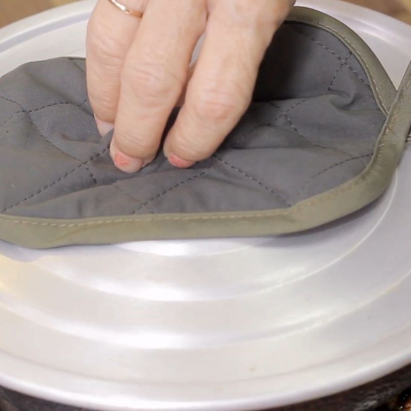 Bước 3 Chiên trứng ốp la hấp dẫn Bánh mì trứng ốp la