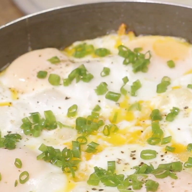 Bước 3 Chiên trứng ốp la hấp dẫn Bánh mì trứng ốp la