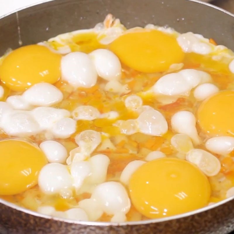 Bước 3 Chiên trứng ốp la hấp dẫn Bánh mì trứng ốp la