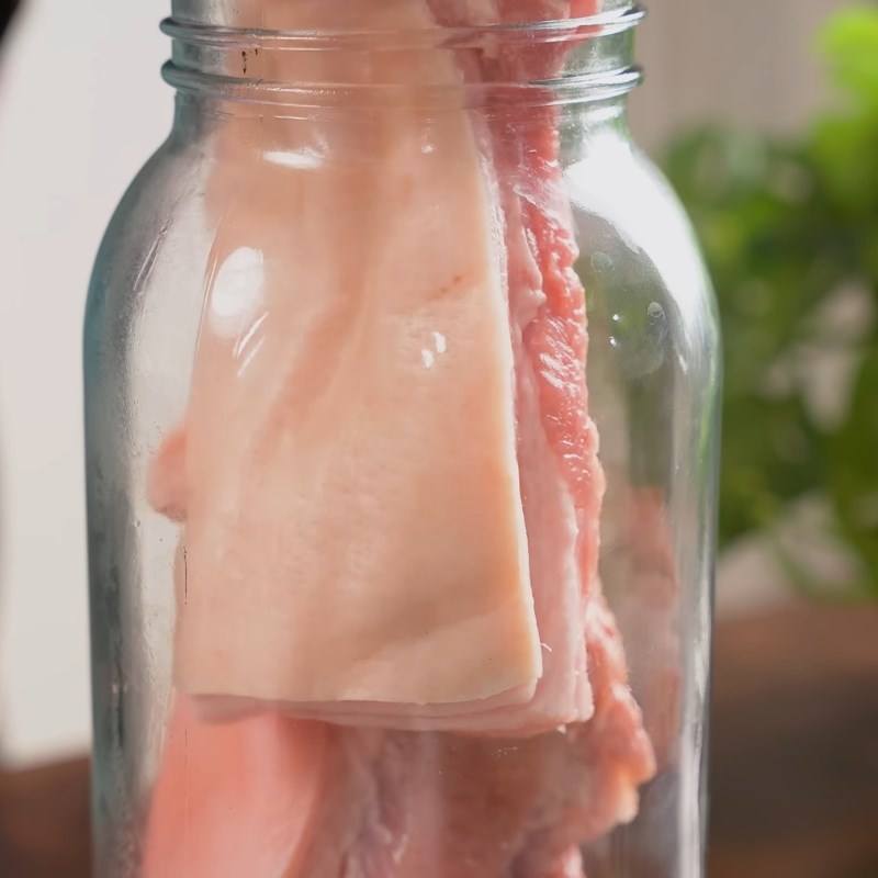 Bước 3 Cho nguyên liệu vào hũ Ba rọi ngâm nước mắm