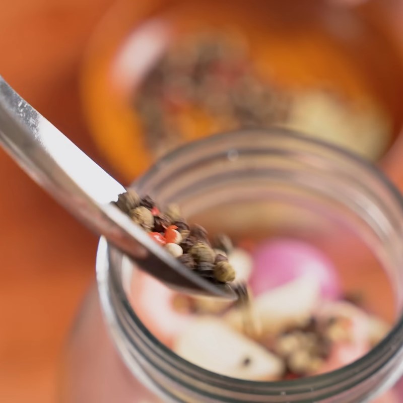 Bước 3 Cho nguyên liệu vào hũ Ba rọi ngâm nước mắm