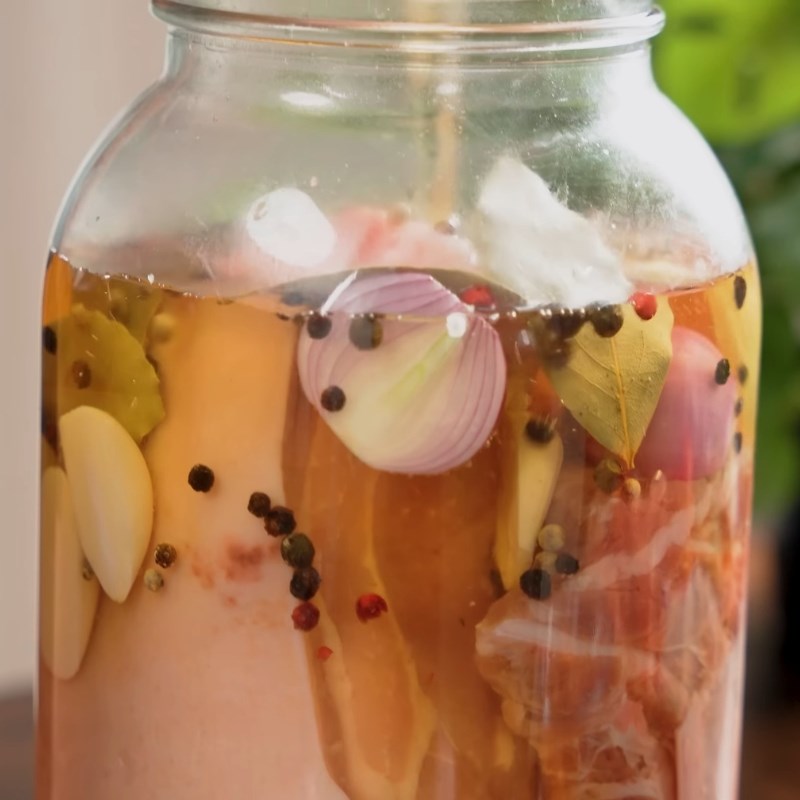 Bước 3 Cho nguyên liệu vào hũ Ba rọi ngâm nước mắm