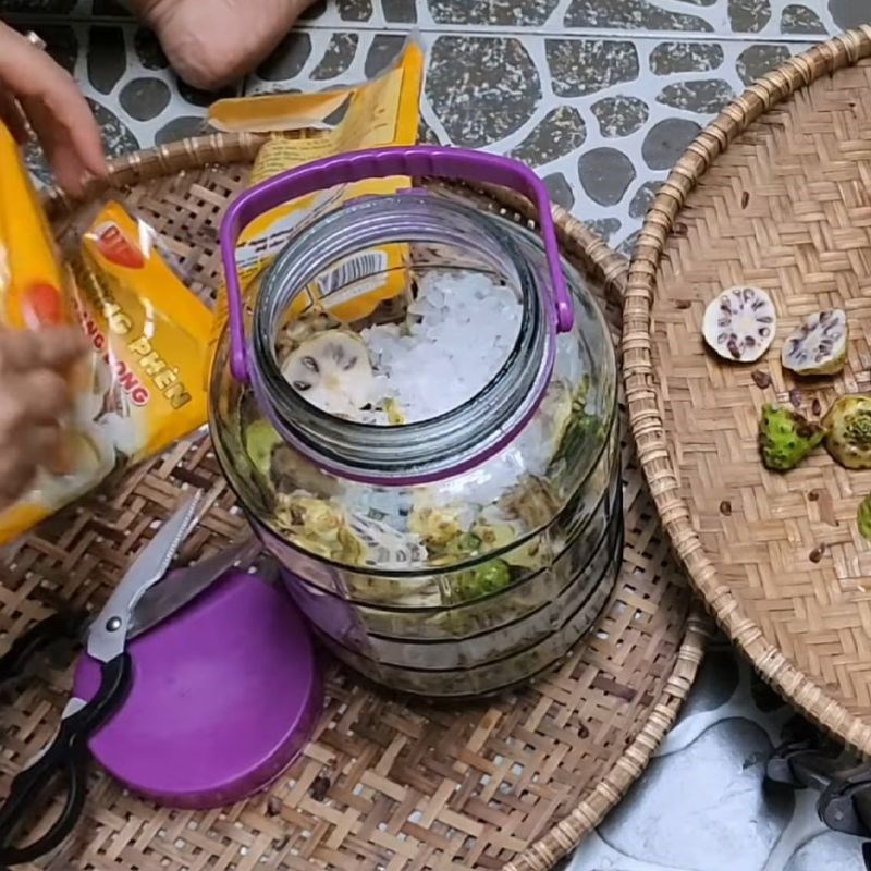 Bước 3 Chuẩn bị bình và tiến hành ngâm Trái nhàu ngâm đường phèn