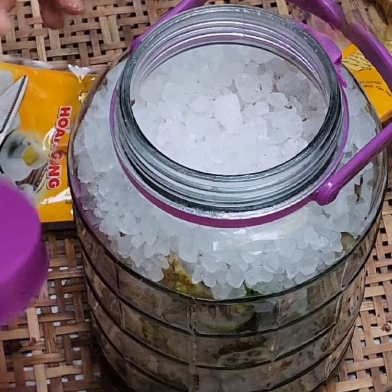 Bước 3 Chuẩn bị bình và tiến hành ngâm Trái nhàu ngâm đường phèn