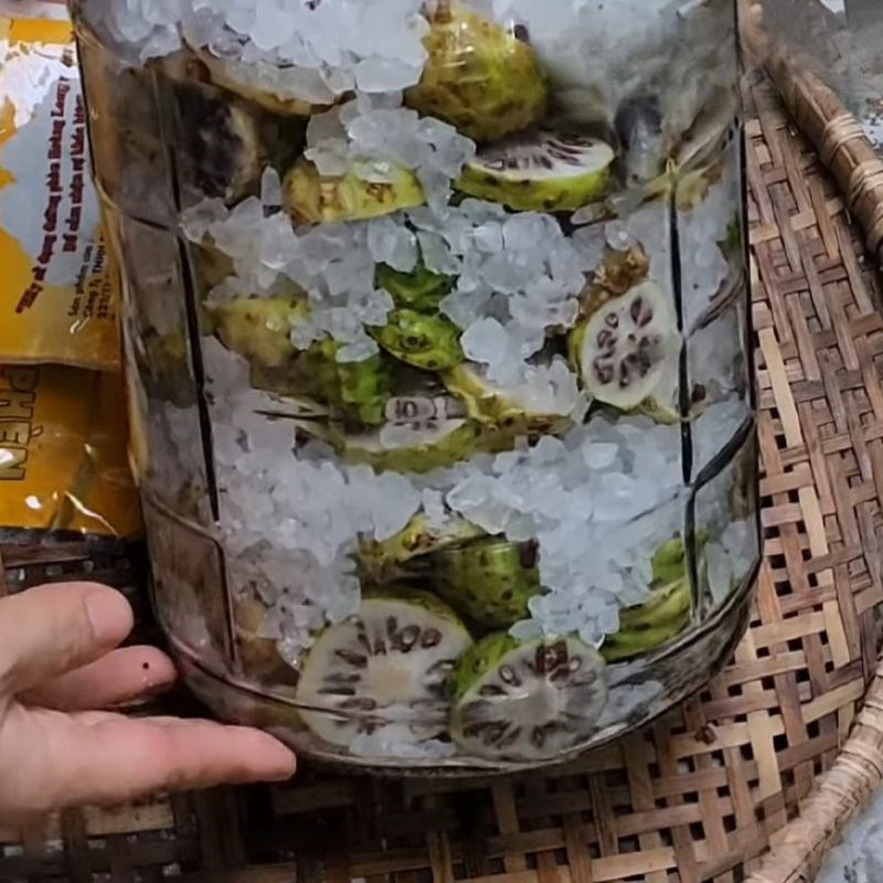 Bước 3 Chuẩn bị bình và tiến hành ngâm Trái nhàu ngâm đường phèn