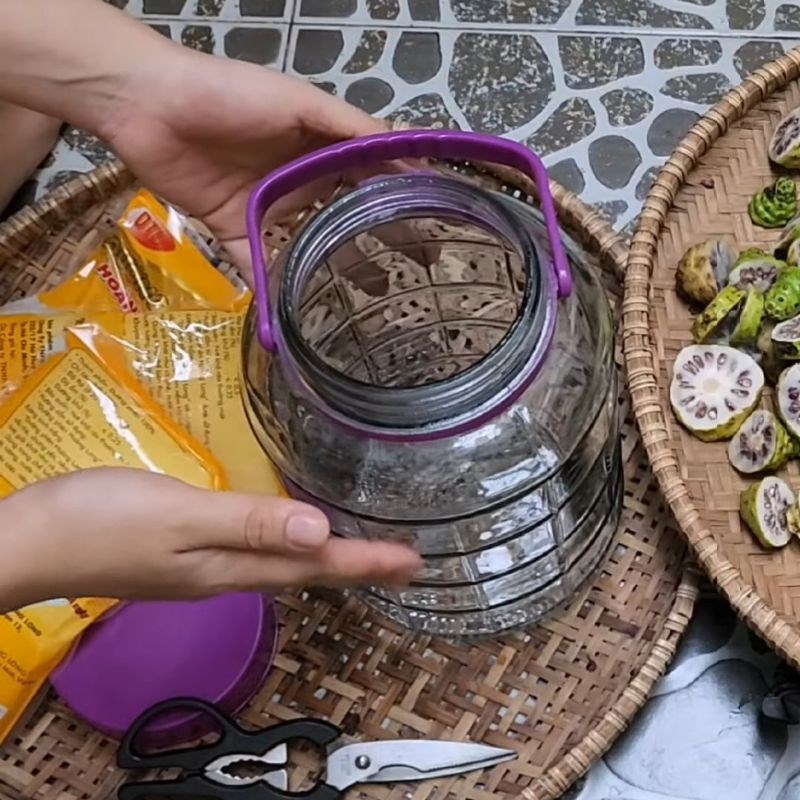Bước 3 Chuẩn bị bình và tiến hành ngâm Trái nhàu ngâm đường phèn