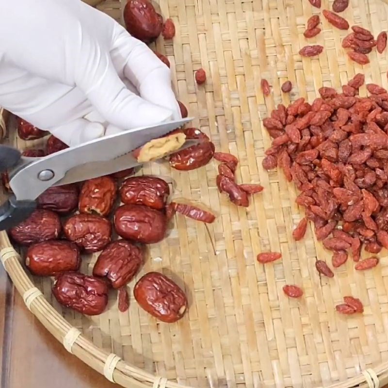 Bước 2 Chuẩn bị đông trùng hạ thảo và cắt táo đỏ Táo đỏ kỷ tử ngâm với mật ong