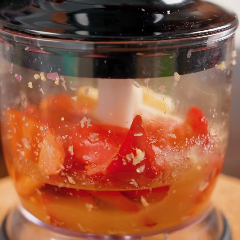 Bước 2 Chuẩn bị ớt và làm nước sốt Dưa leo muối chua ngọt