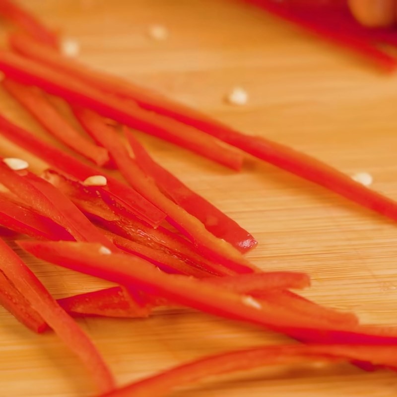 Bước 2 Chuẩn bị ớt và làm nước sốt Dưa leo muối chua ngọt