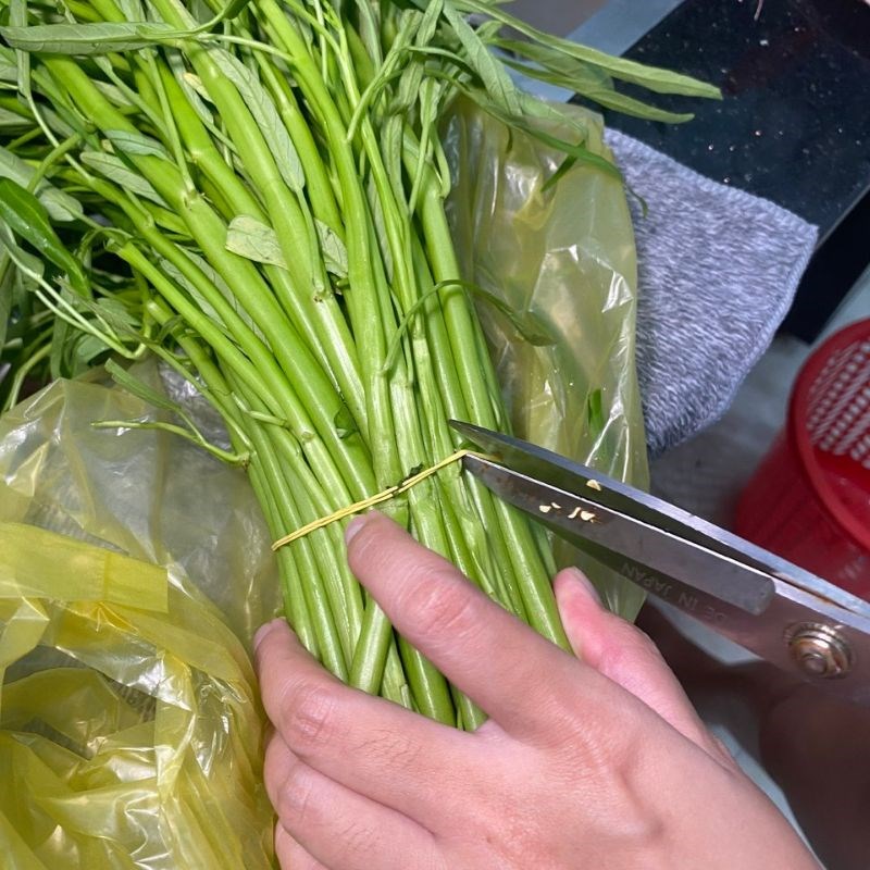Bước 1 Chuẩn bị và kiểm tra rau muống Nhặt rau muống cuốn bánh tráng